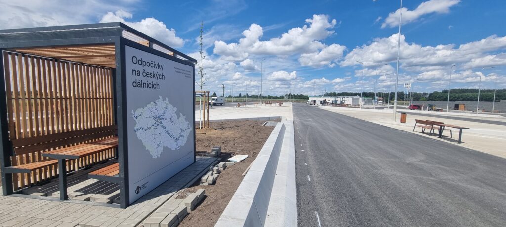 Klíčany rest area on the D8 motorway